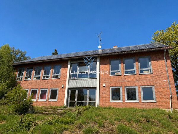 Frontansicht Schulgebäude mit PV