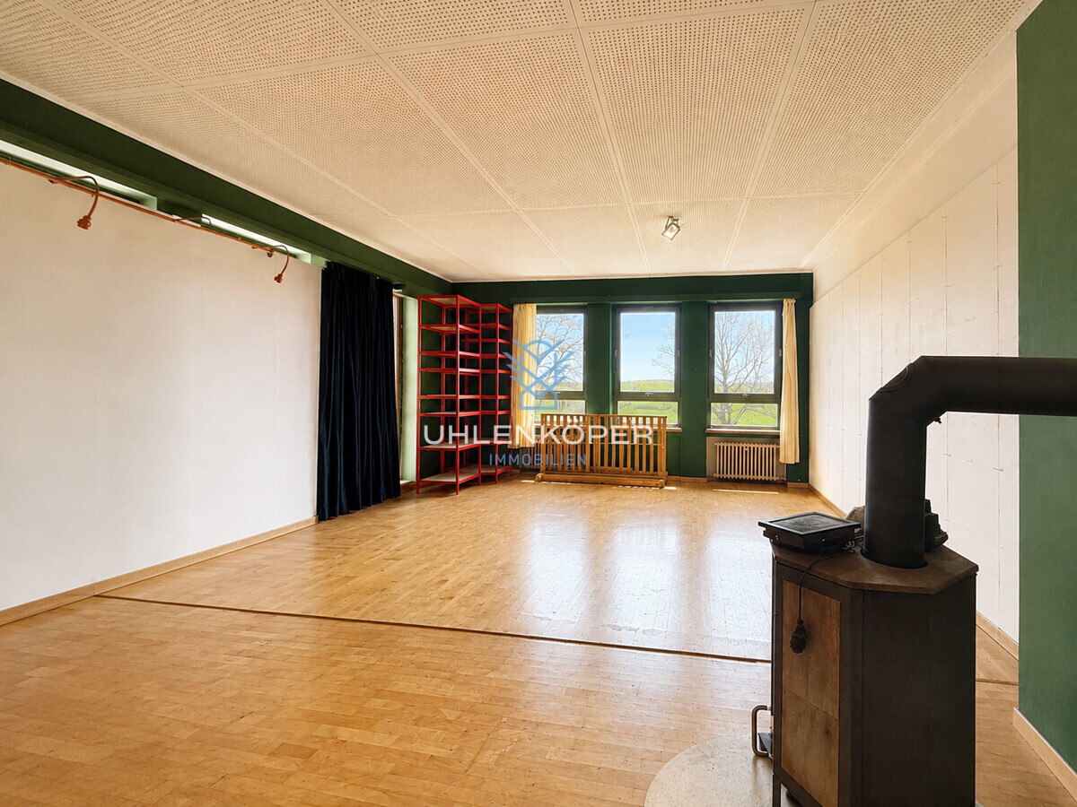 altes Klassenzimmer mit Kamin