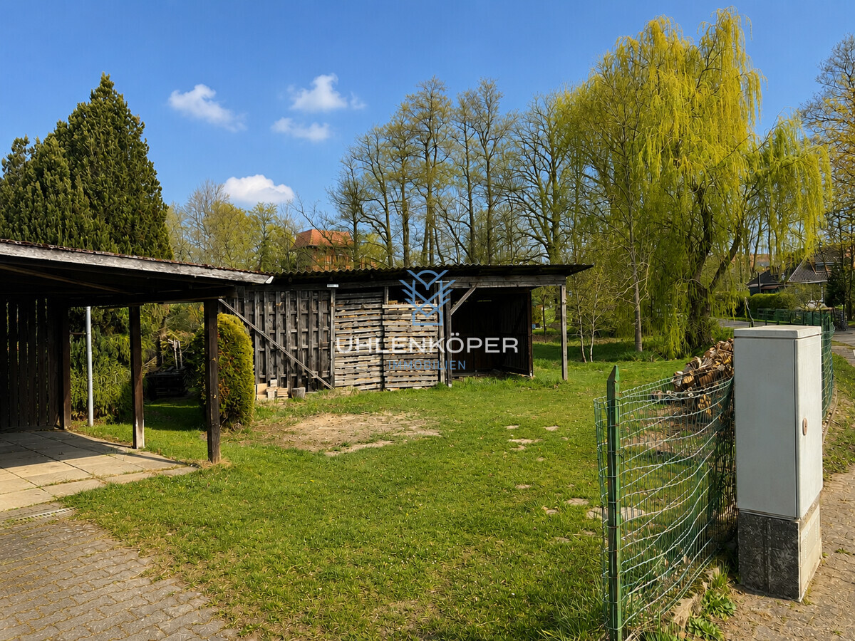 Carport und Holzplatz