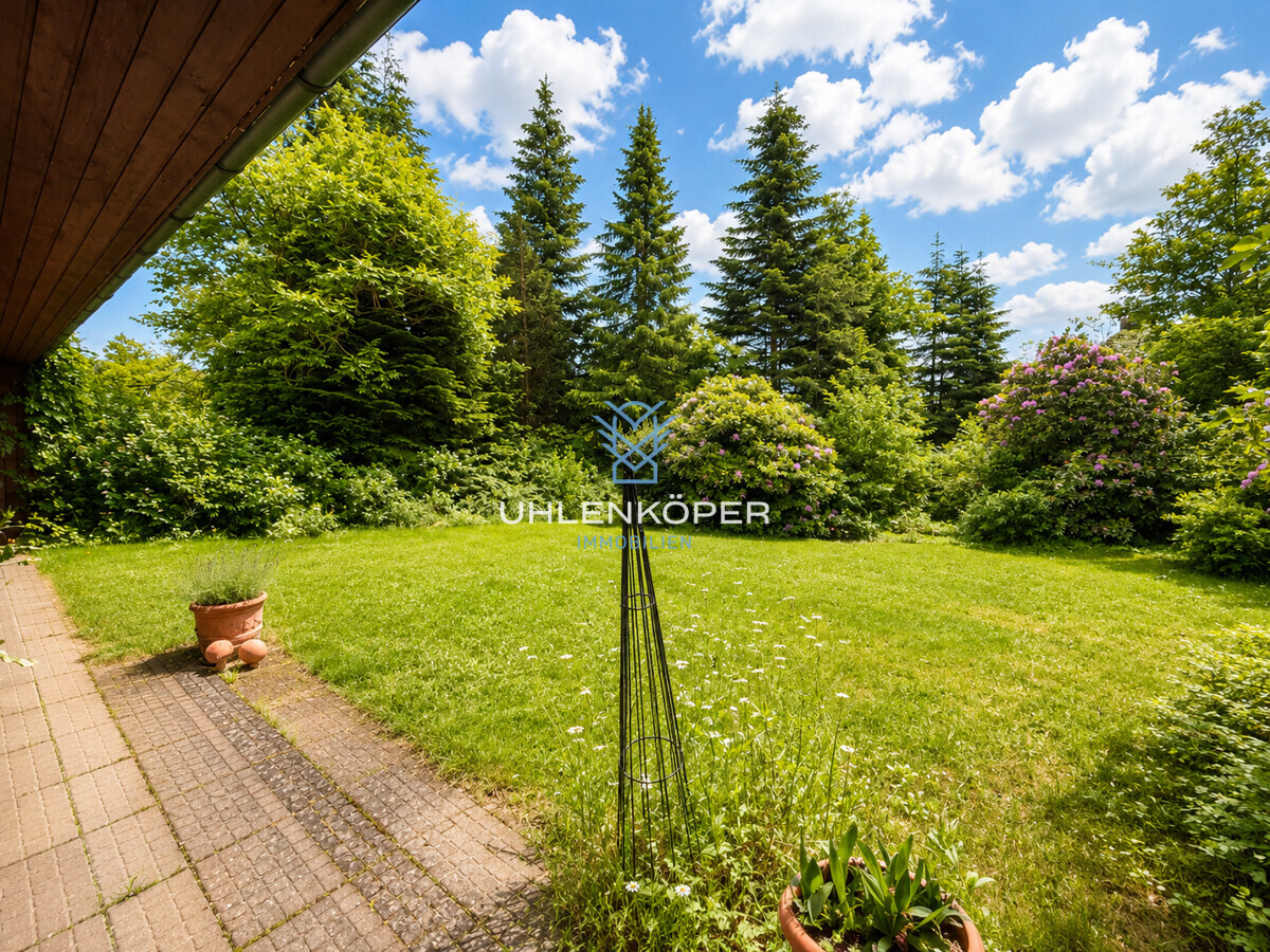 Sonnige Terrasse mit Gartenblick