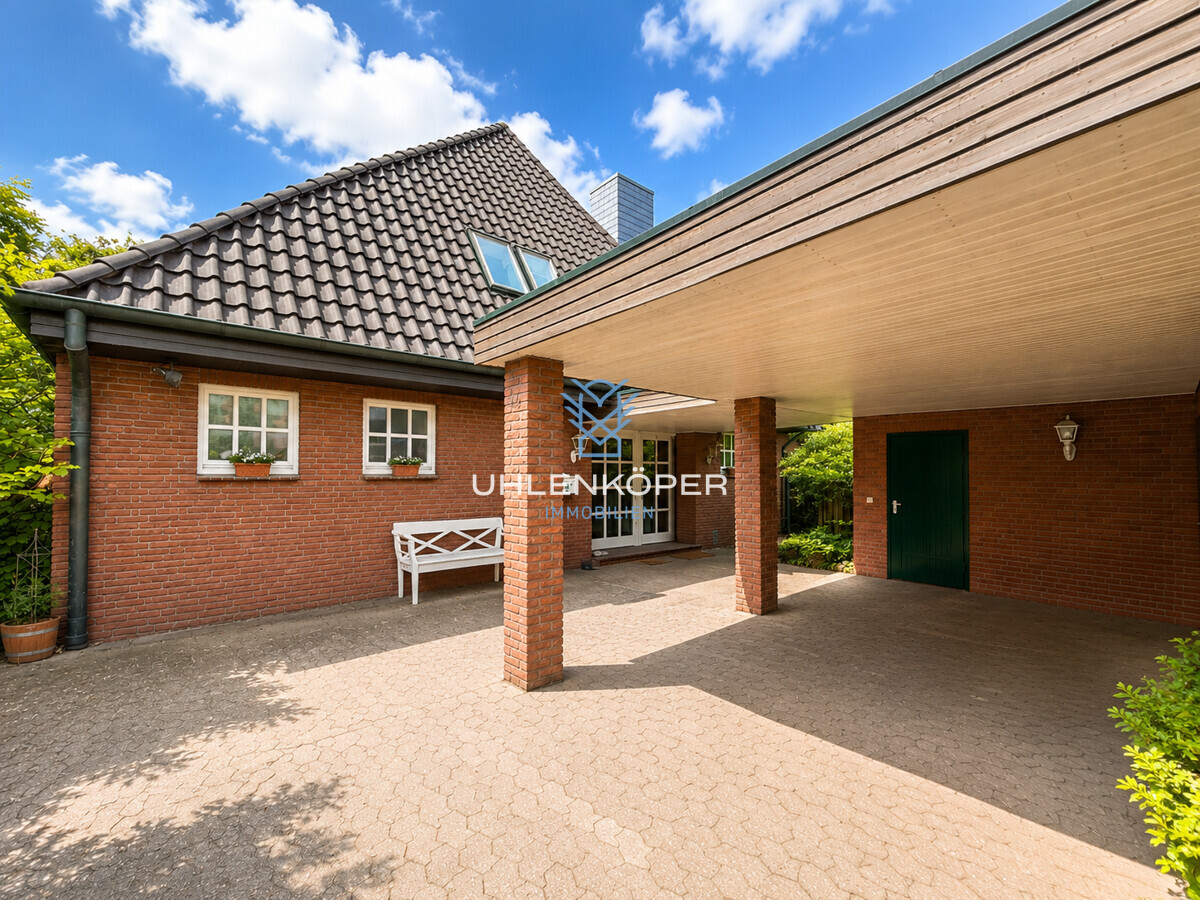 Überdachter Carport mit komfortabler Stellfläche