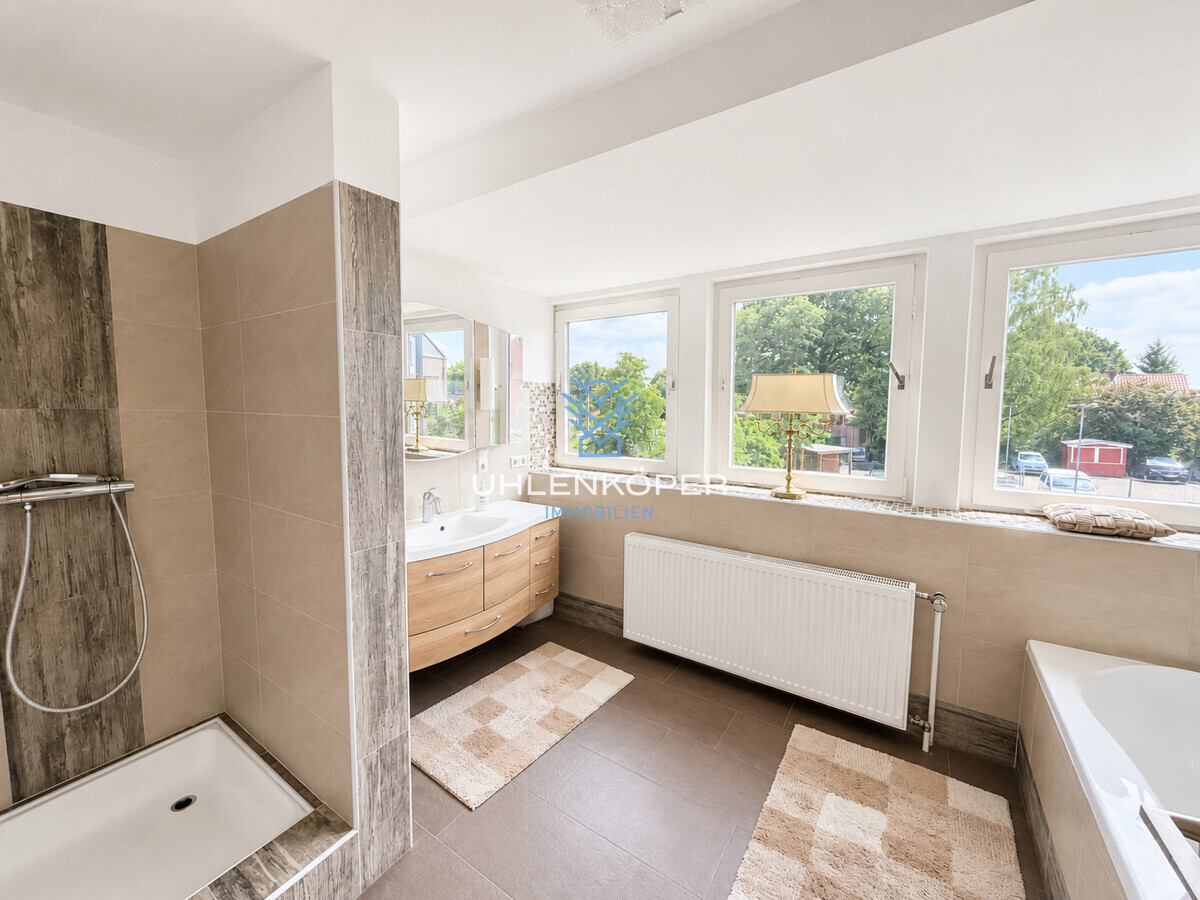 E - Badezimmer im Obergeschoss