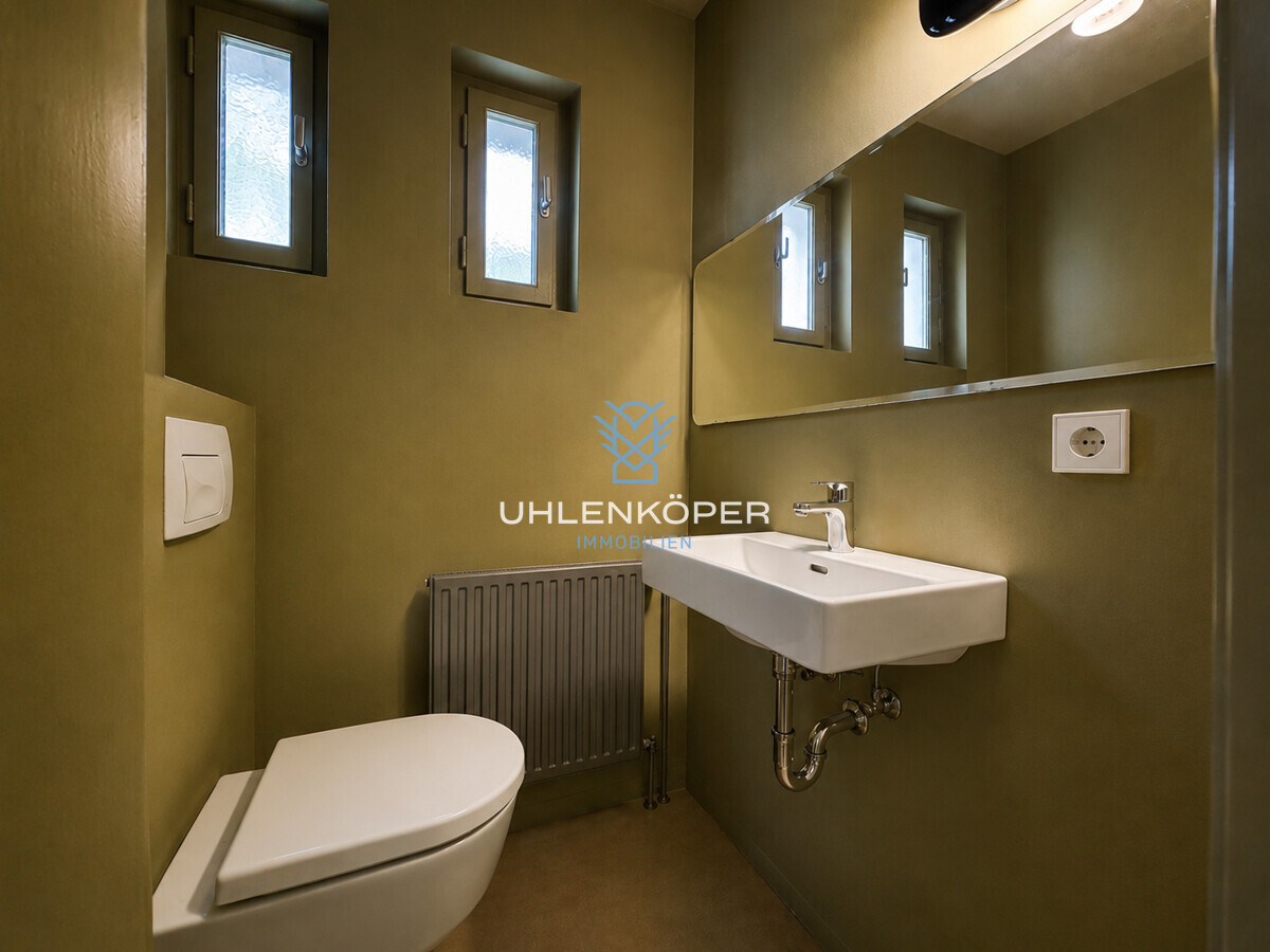 Stilvoll gestaltetes Gäste WC mit klarer Formensprache