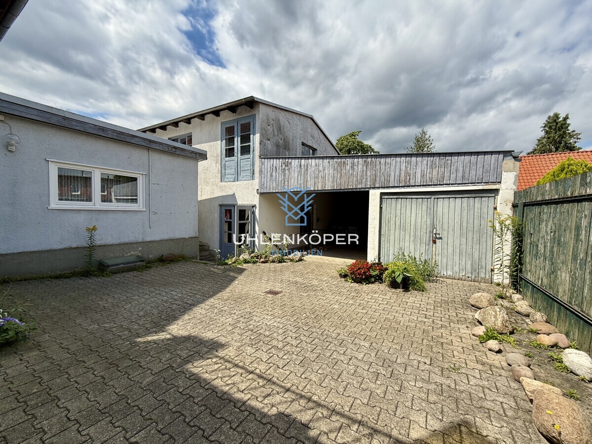Hof mit Garage