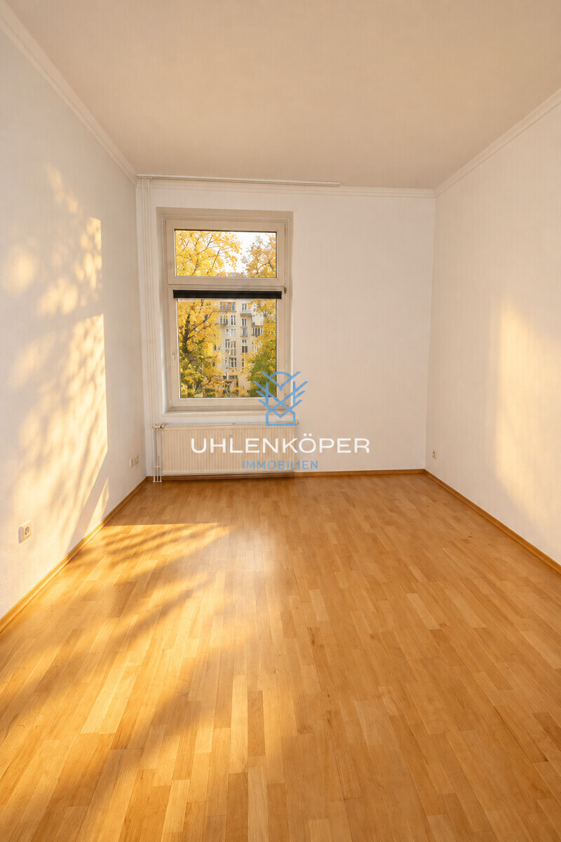 Schlafzimmer mit Blick zum Fenster