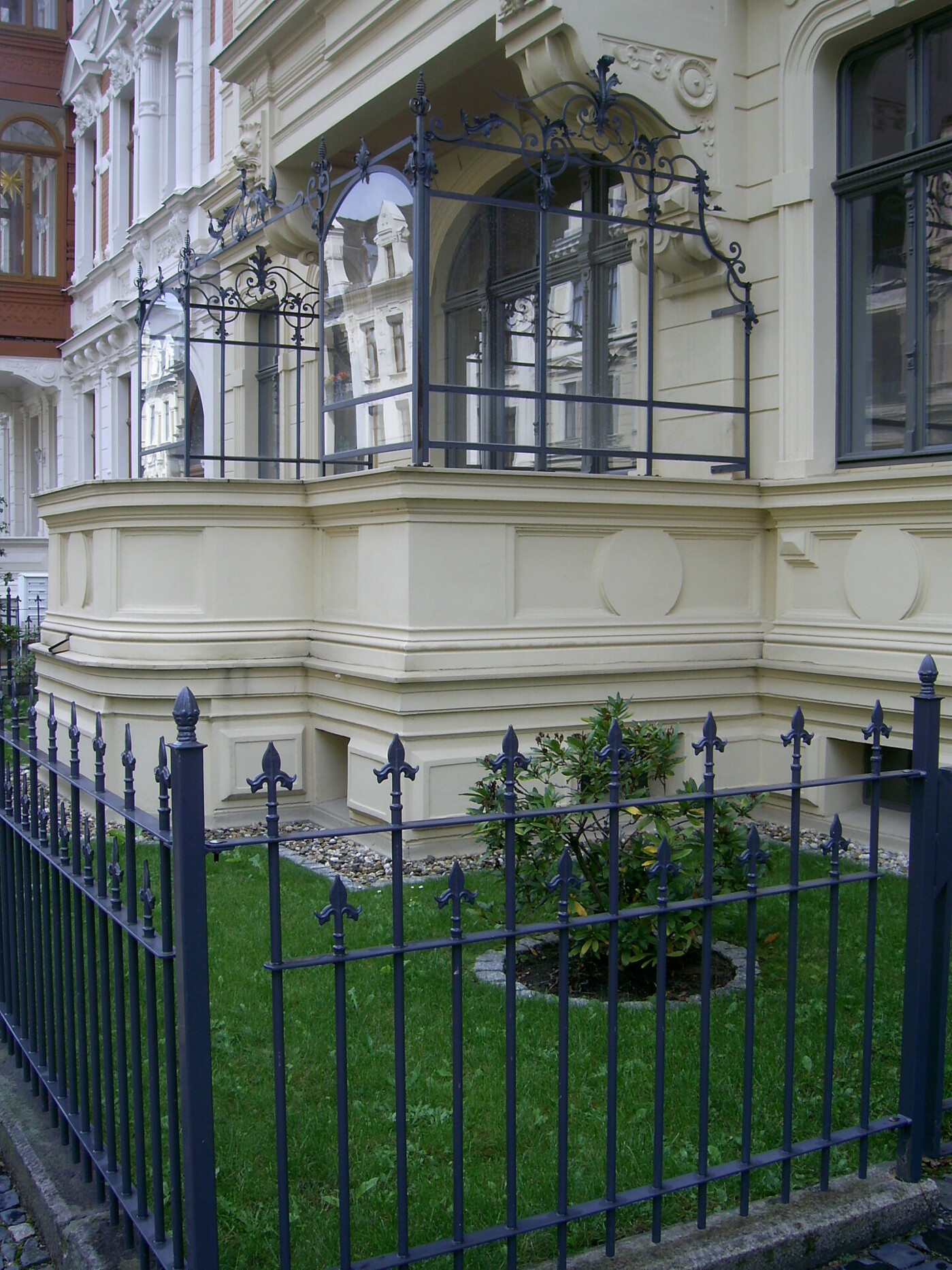 Terrasse zur Straßenseite