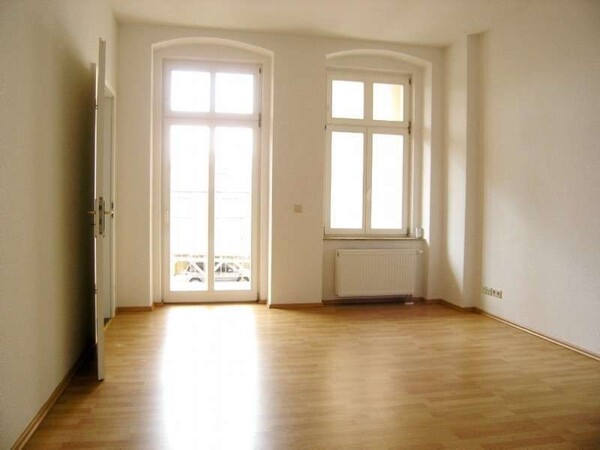 Zimmer mit Zugang zu Balkon