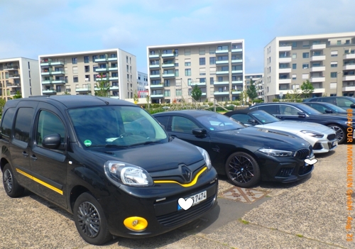 Blick auf Parkplatz, dahinter die Neubauten