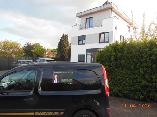 Hausansicht rechts - links die Parkplätze