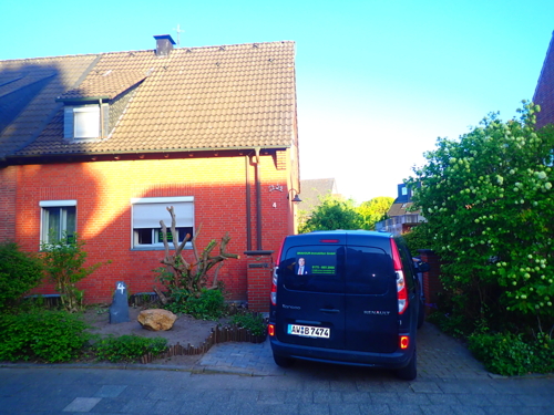 Links Doppelhaushälfte - Rechts Einfahrt