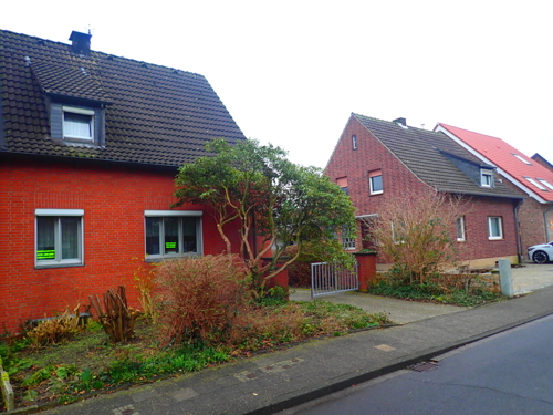 Hausfront März 26