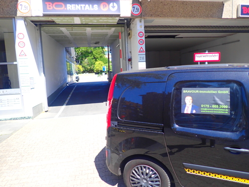 Blick auf Toreinfahrt - BO-Rental-Ankermieter