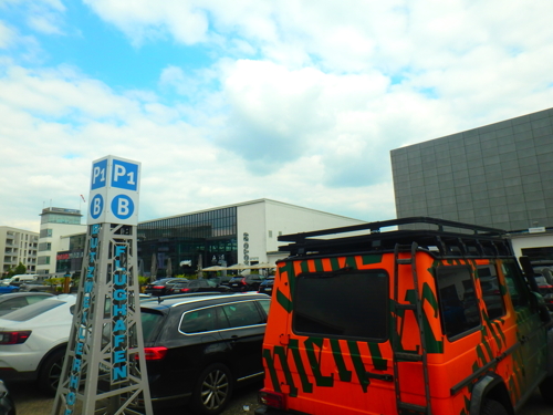 Links Blick auf den Power-Tower-Garagen