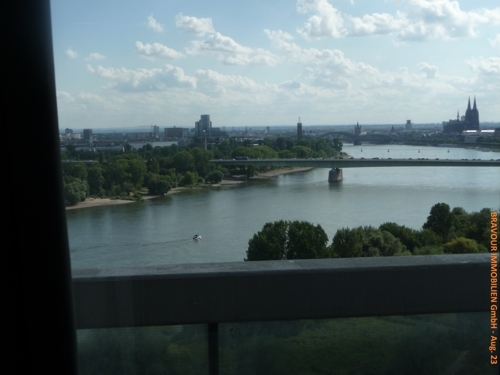 Blick vom Wohnzimmer auf Rhein und Dom
