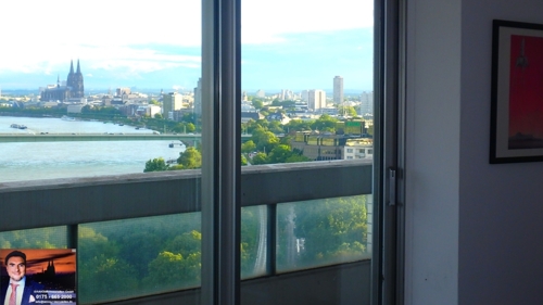 Blick vom Wohnzimmer auf Dom und Rhein