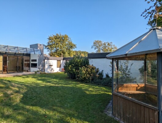 Gartenansicht mit Pavillon 