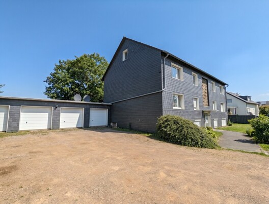 Hausansicht mit Garagen