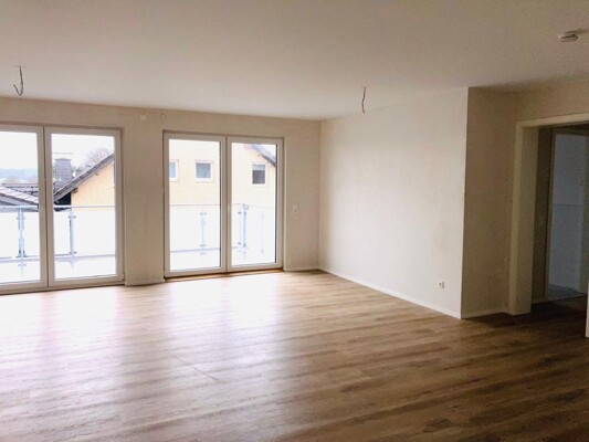 Wohnbereich mit Zugang zum Balkon