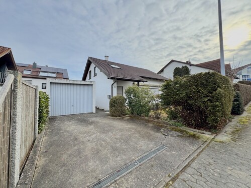 Garage und Stellplatz im Freien