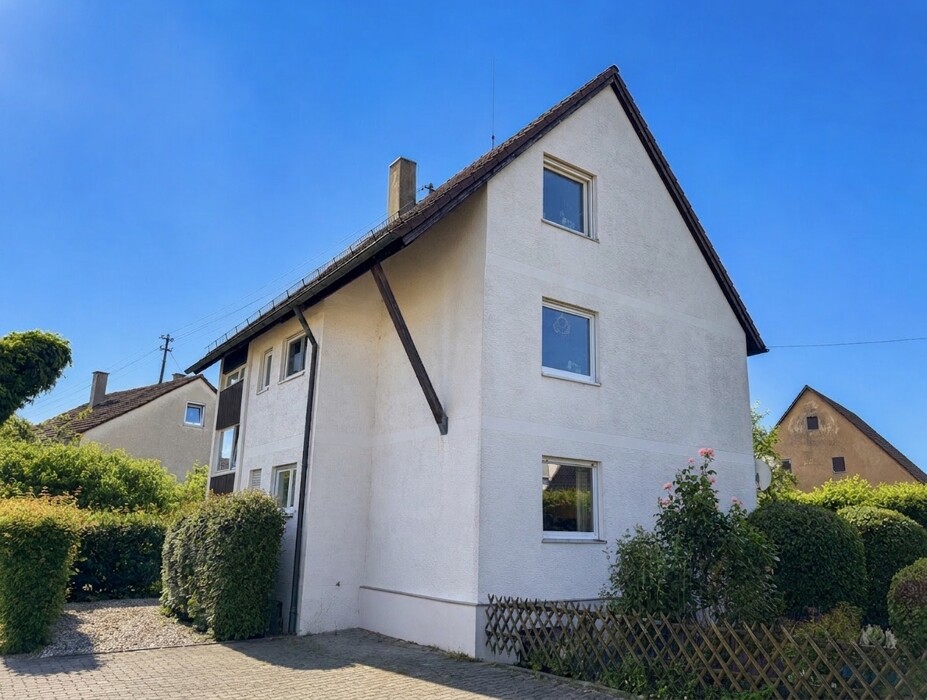 Front mit Stellplatz