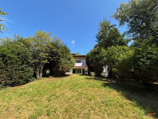 Hausansicht mit Garten