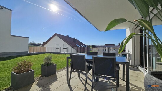 Terrasse mit Blick in den Garten