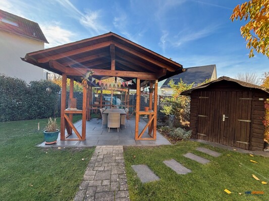 Garten mit Pavillion