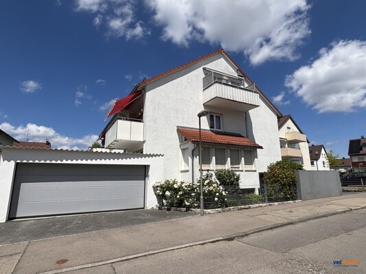 Hausansicht mit Garagen