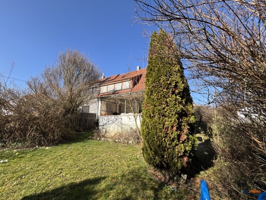 Hausansicht mit Garten