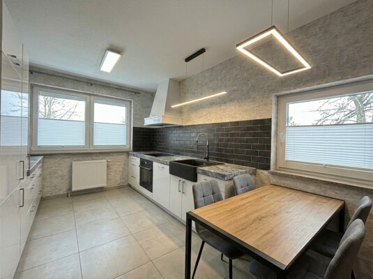 Nach einer Renovierung könnte Ihr Wohnzimmer so aussehen (KI gerneriert)