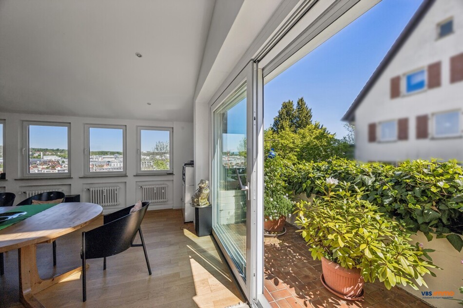 Wohnbereich sowie Balkon