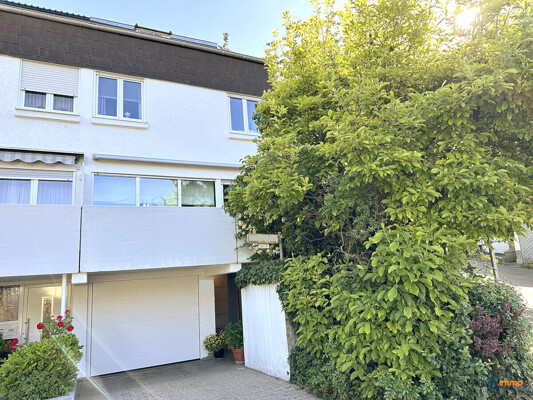 Ansicht mit Garage