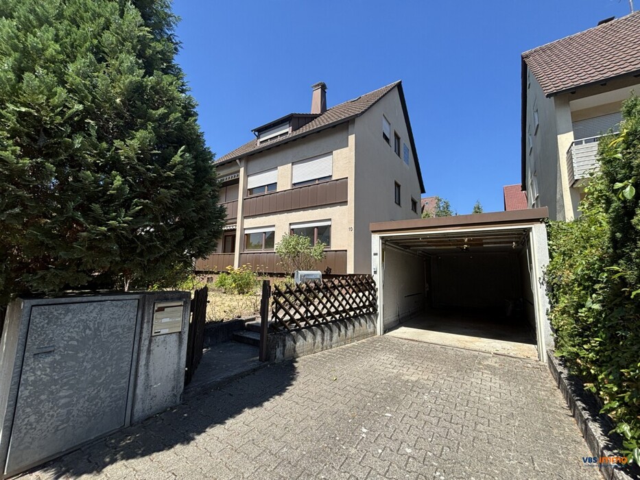 Hausansicht mit Hofeinfahrt