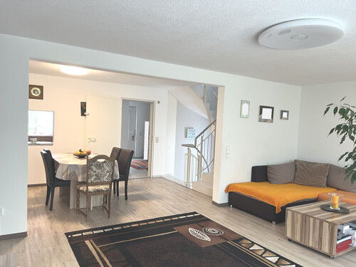 Wohnen mit Blick in Richtung Essen und Eingangsbereich