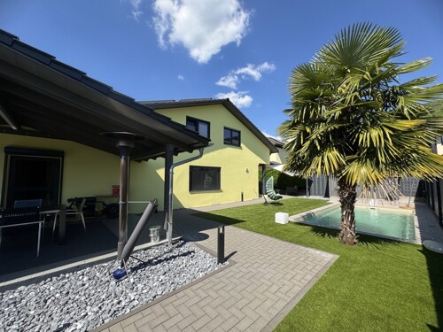 Hausansicht mit Terrasse