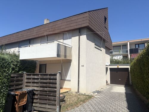 Aussenansicht mit Garagenzufahrt