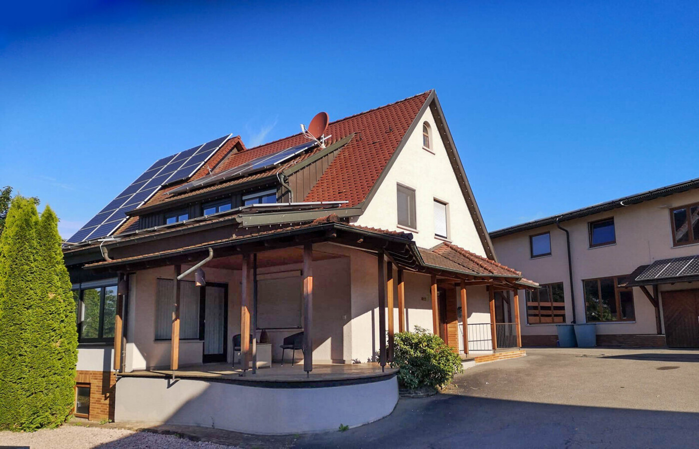 Wohnen wie im Urlaub - Zweifamilienhaus mit Gewerbehalle und traumhaftem Garten
