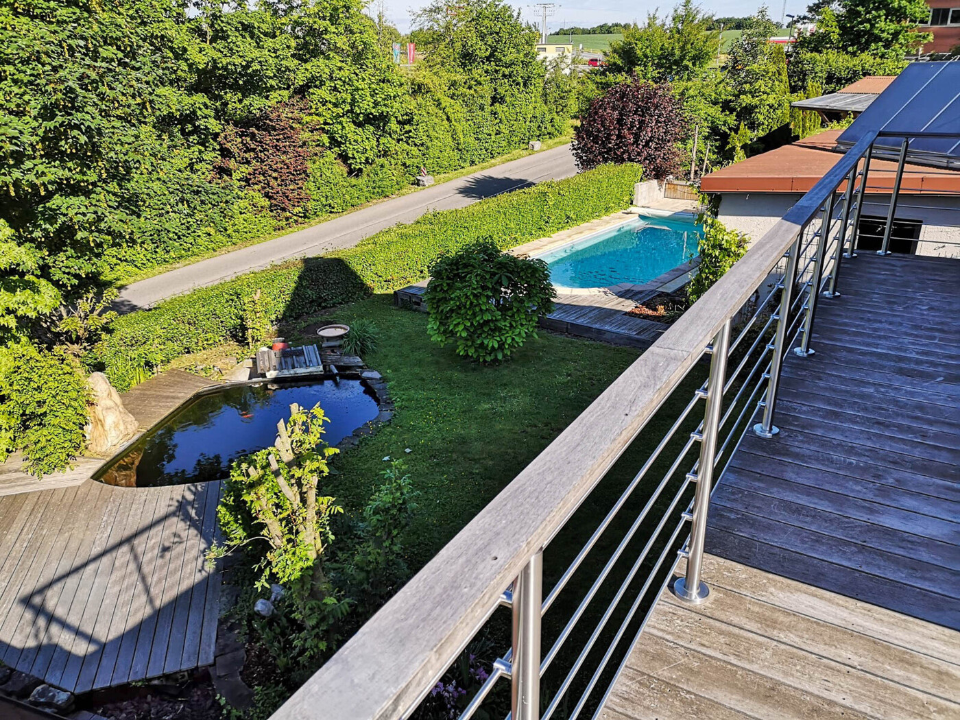 Wohnen wie im Urlaub - Zweifamilienhaus mit Gewerbehalle und traumhaftem Garten
