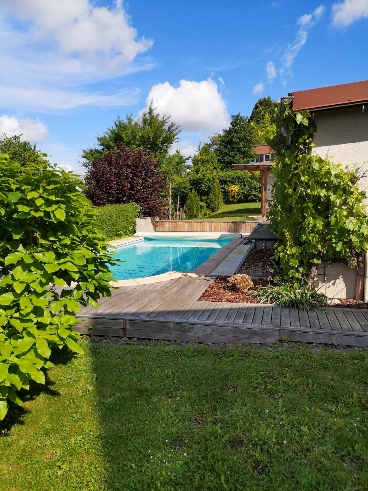 Wohnen wie im Urlaub - Zweifamilienhaus mit Gewerbehalle und traumhaftem Garten