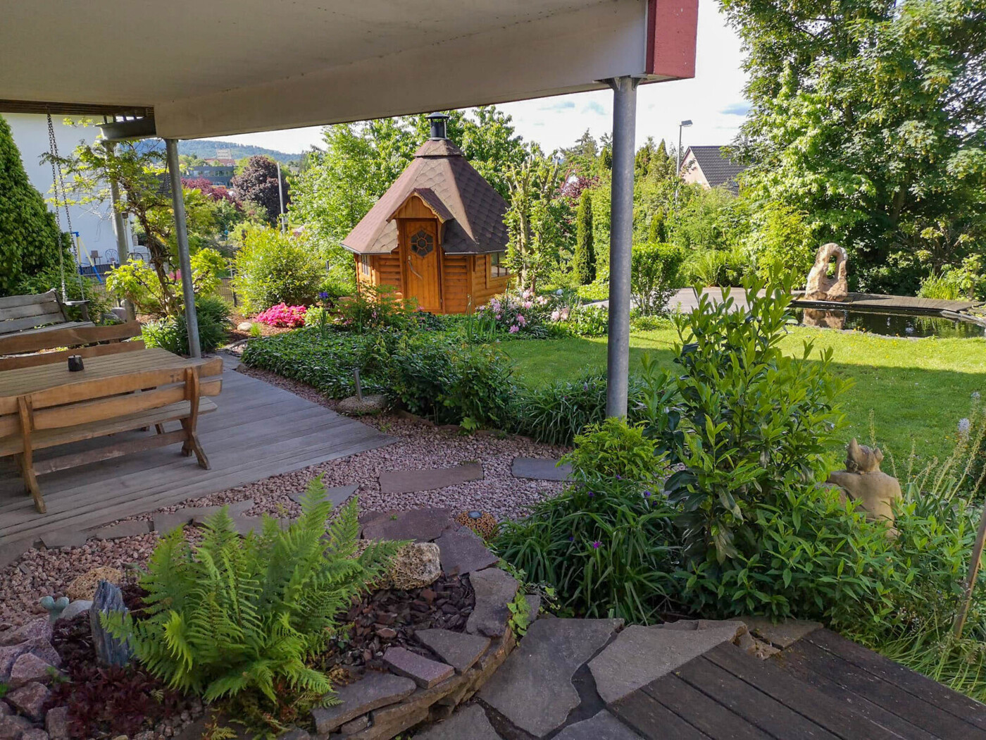 Wohnen wie im Urlaub - Zweifamilienhaus mit Gewerbehalle und traumhaftem Garten
