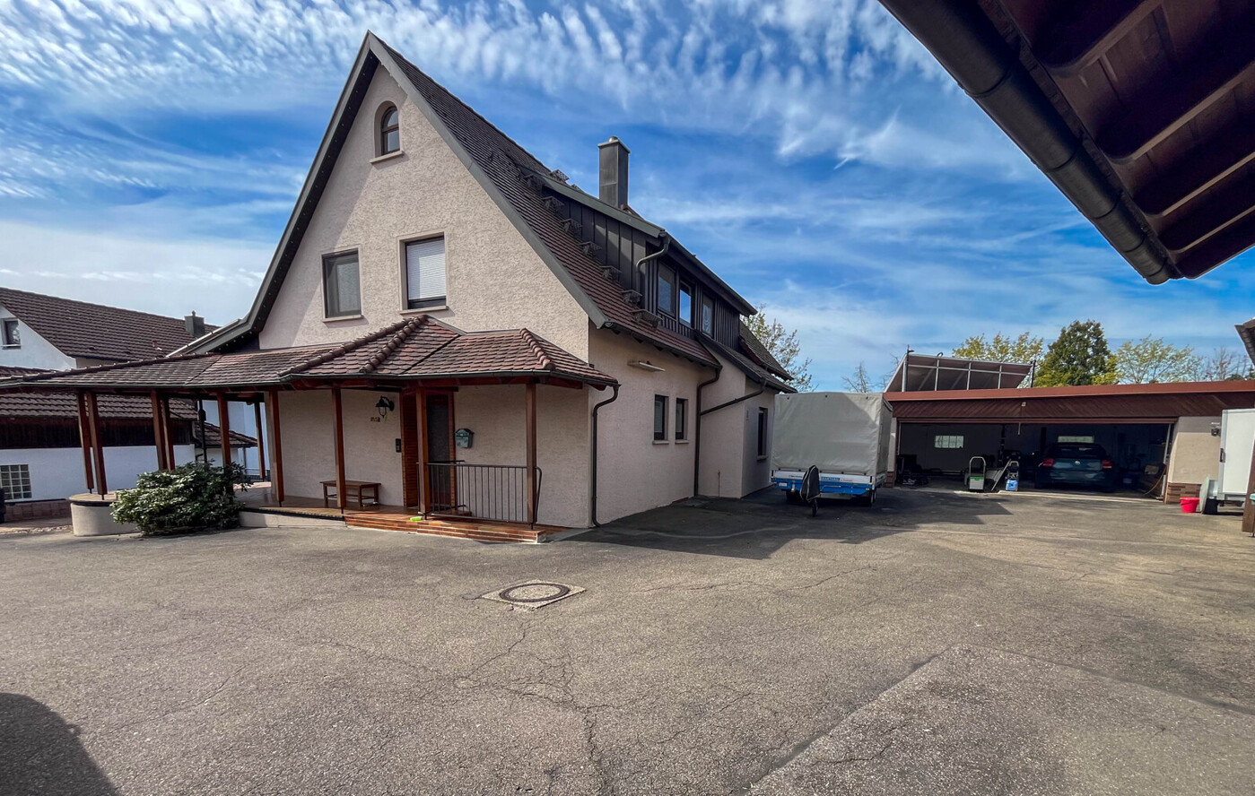 Wohnen wie im Urlaub - Zweifamilienhaus mit Gewerbehalle und traumhaftem Garten