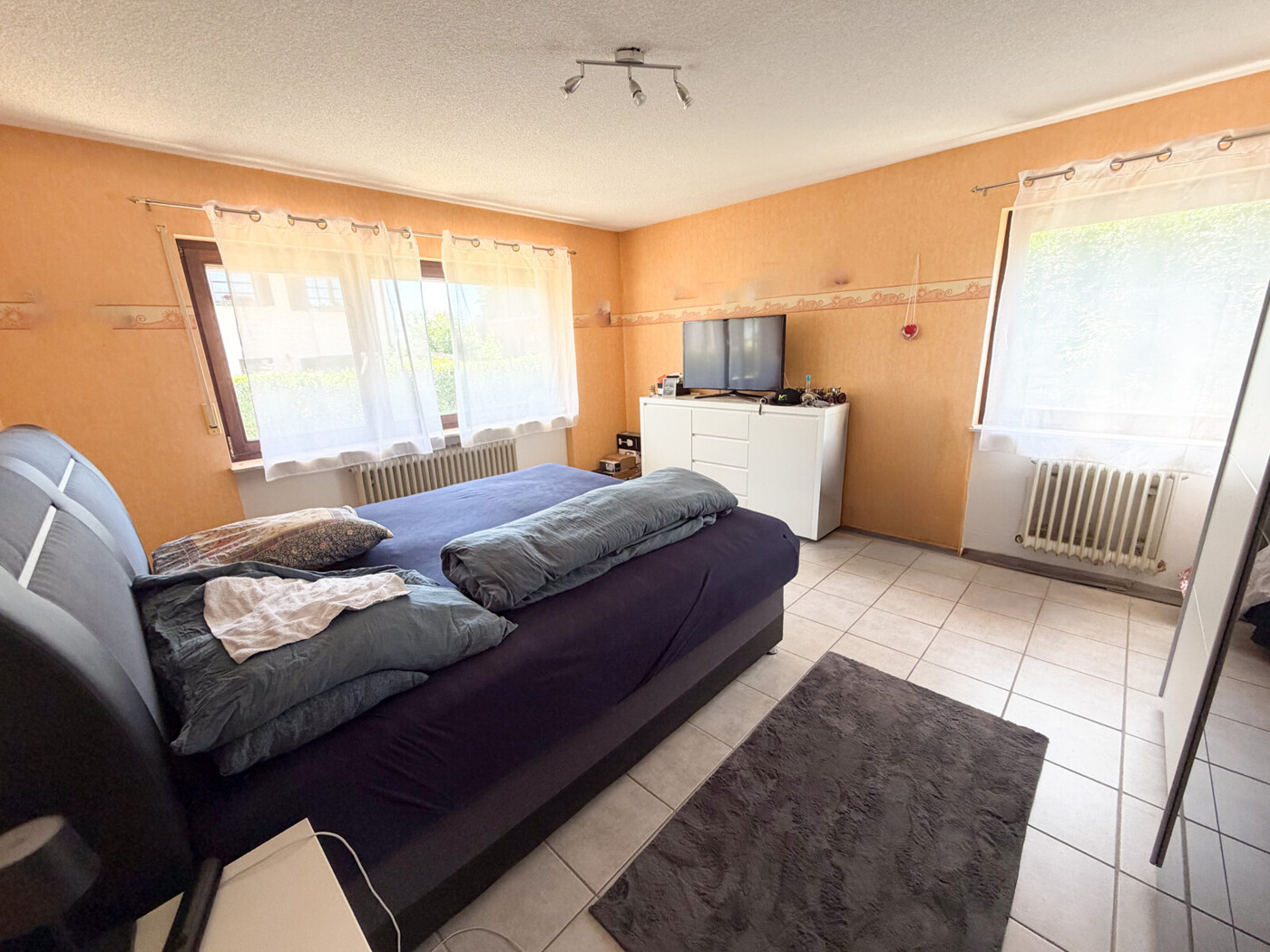 Mehrfamilienhaus mit Nebengebäuden und großem Grundstück – ideal für Pferdehalter