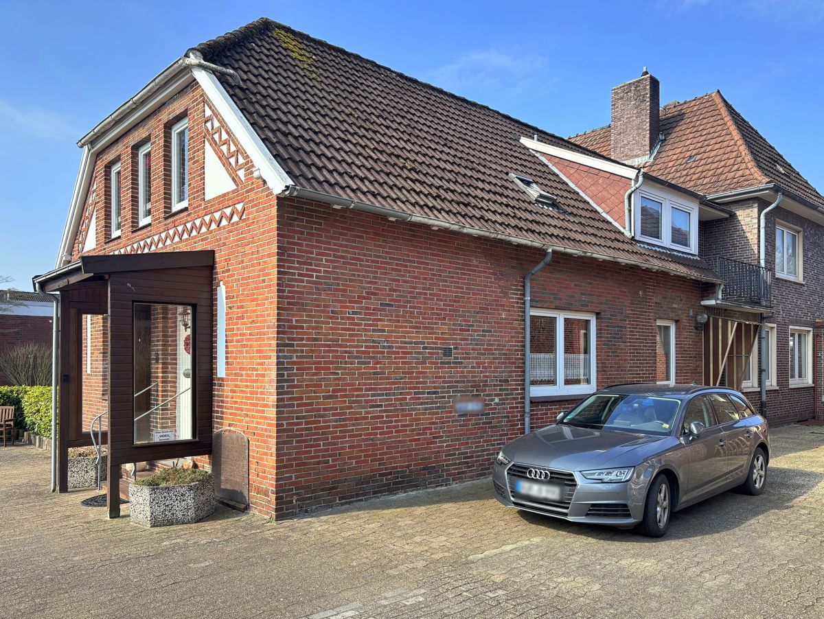 Seitenansicht des Mehrparteienhauses