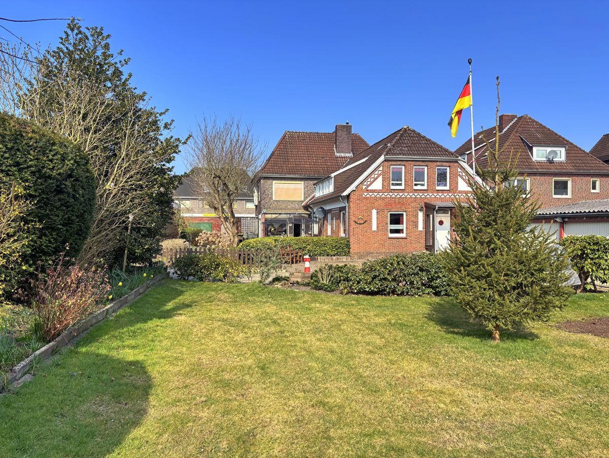Rückansicht mit Gartenbereich des Mehrparteienhauses