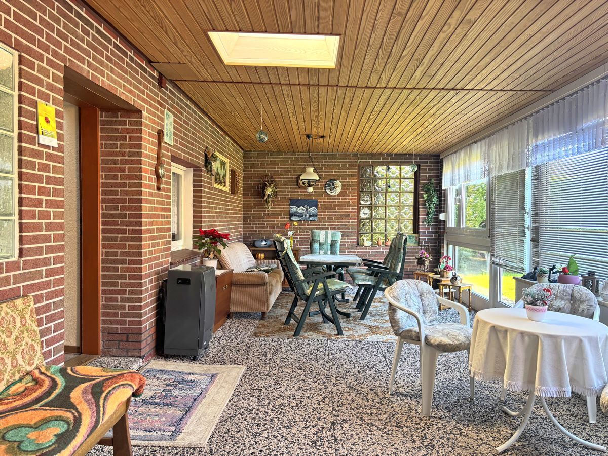 Überdachter, eingefasster Terrassenbereich