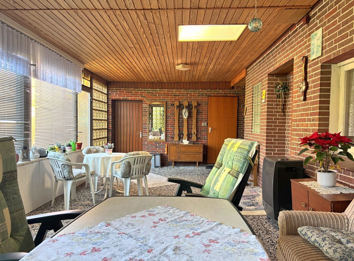Überdachter, eingefasster Terrassenbereich