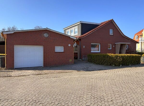 Vorder- und Garagenansicht