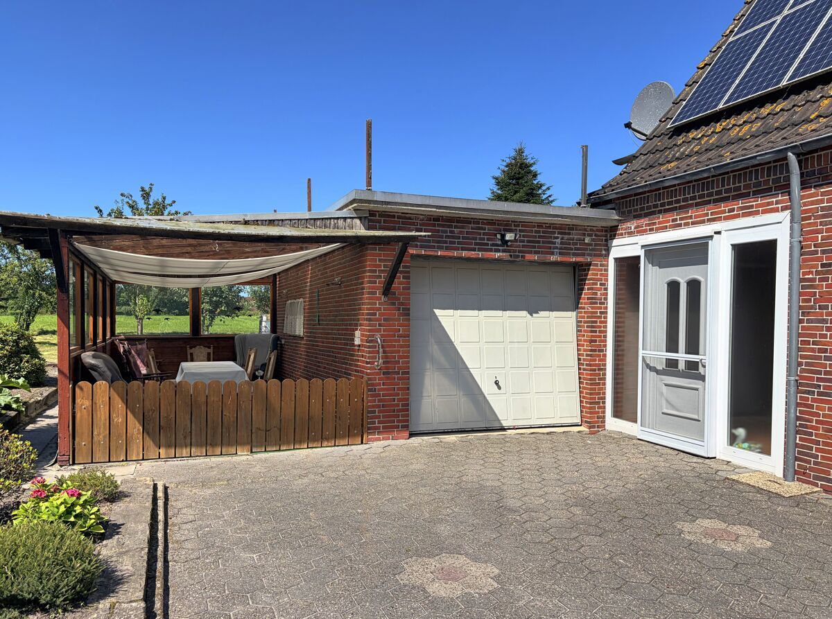 Ansicht auf Seiteneingang, Garage und Carport