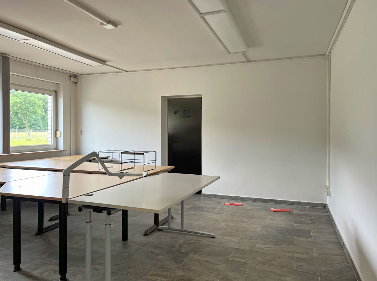 Büro - 4 und Durchgang zur Halle