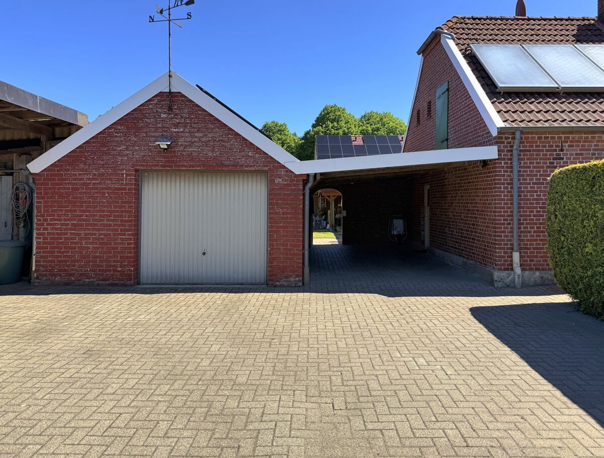 weiteres Garagennebengebäude und Carport